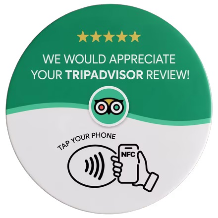 Placa NFC verde con el logo de Tripadvisor